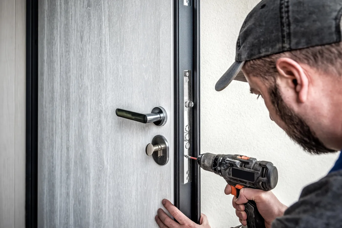 Vissage des points de fermeture d'une serrure multipoints sur une porte blindée à Noisy-le-Grand (93160)